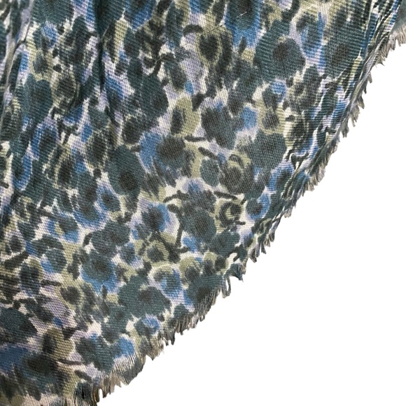 NWT Gap Women’s Blue Frayed knit Floral Scarf - Picture 5 of 8